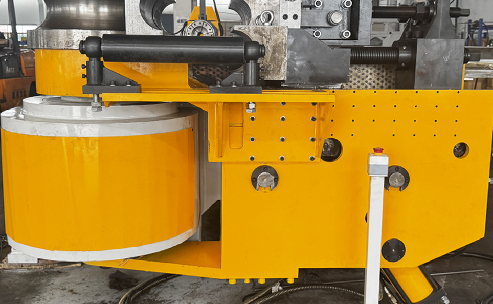 Máquina curvadora de tubos totalmente automática série CNC L com controle servo-hidráulico Máquina curvadora de tubos totalmente automática série CNC L com controle servo-hidráulico