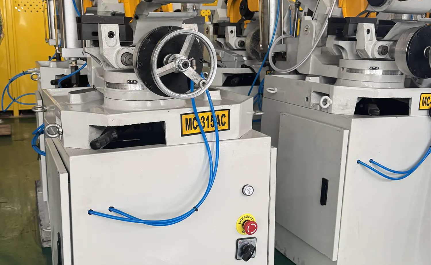 Máquina de corte de tubos semiautomática pneumática série AC