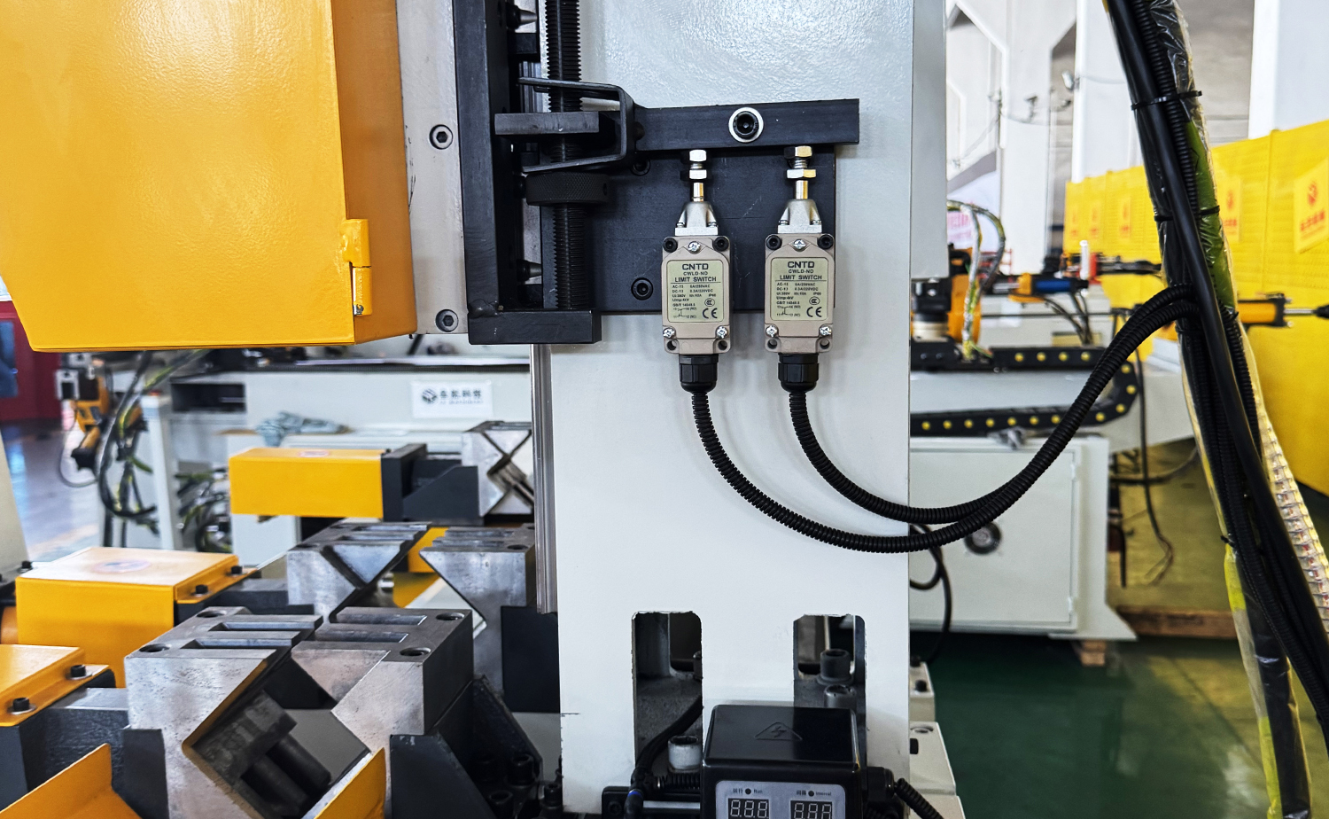 Máquina de corte de tubo de alimentação servo totalmente automática série CNC