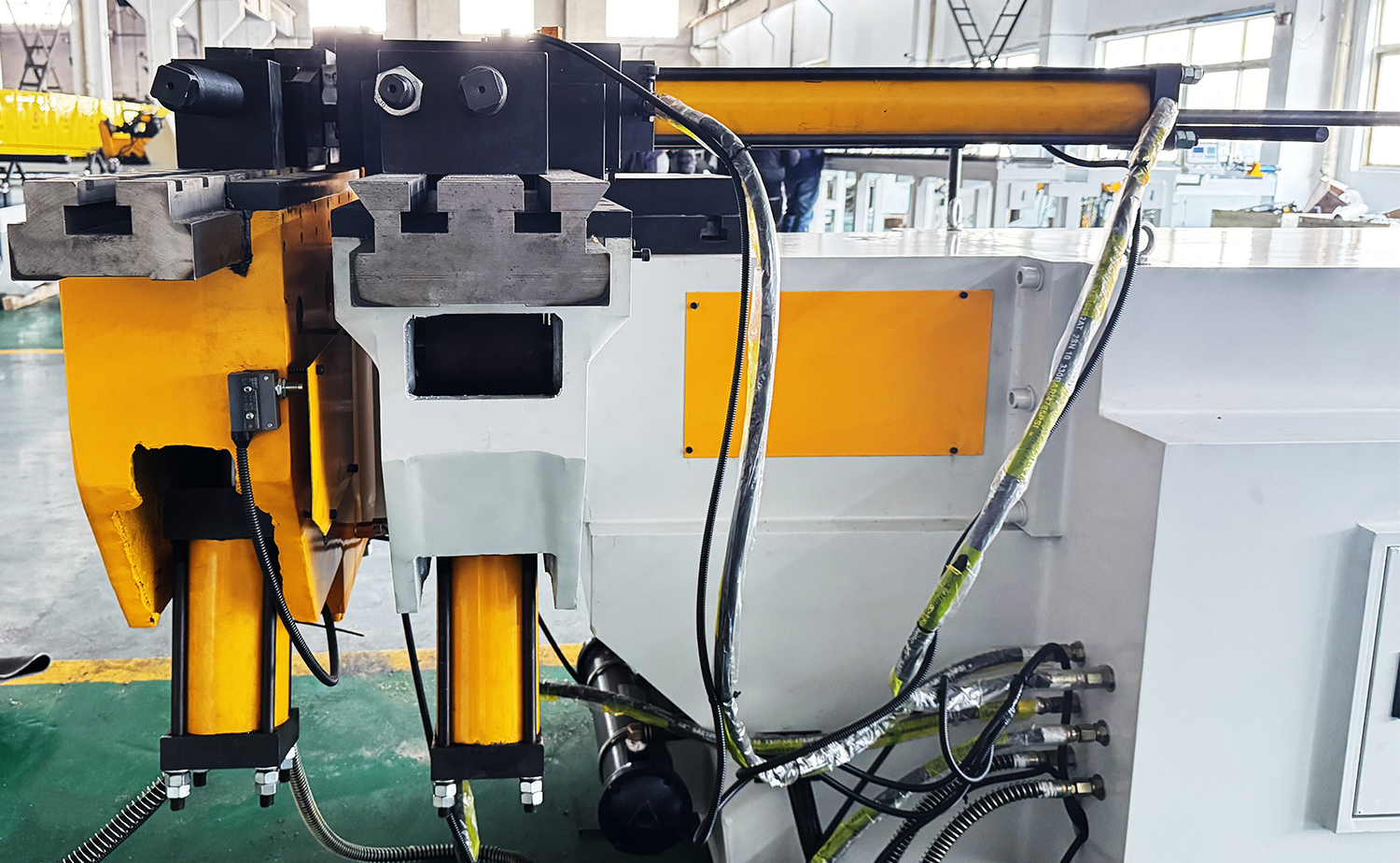Por que escolher a máquina curvadora de tubo de cabeça única semiautomática NC é importante?