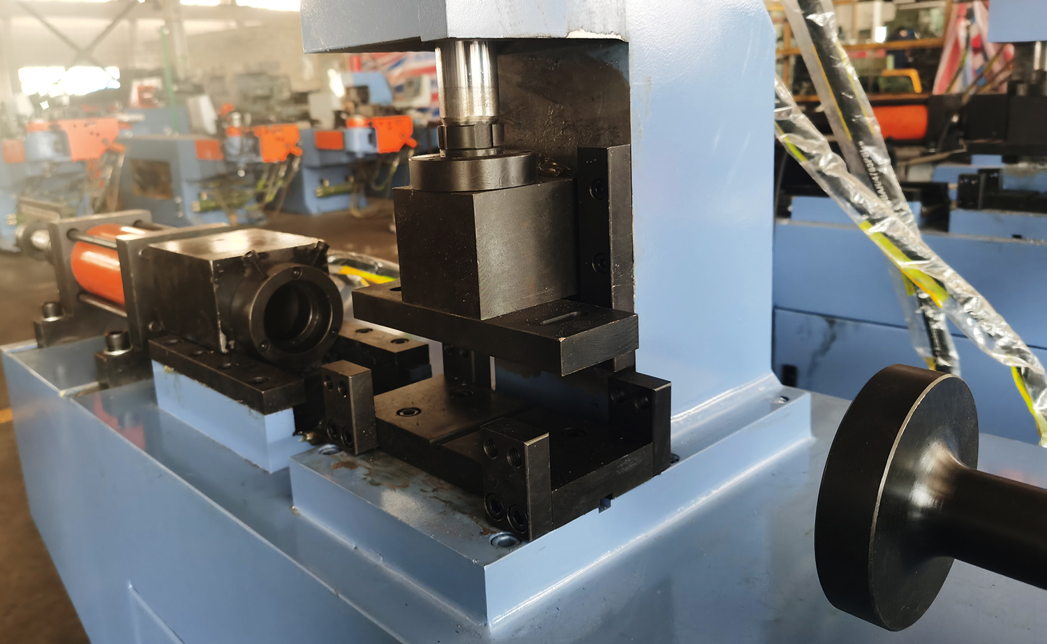 Máquina formadora de extremidade de tubo principal automática de alta eficiência TM40 única Máquina formadora de extremidade de tubo principal automática de alta eficiência TM40 única