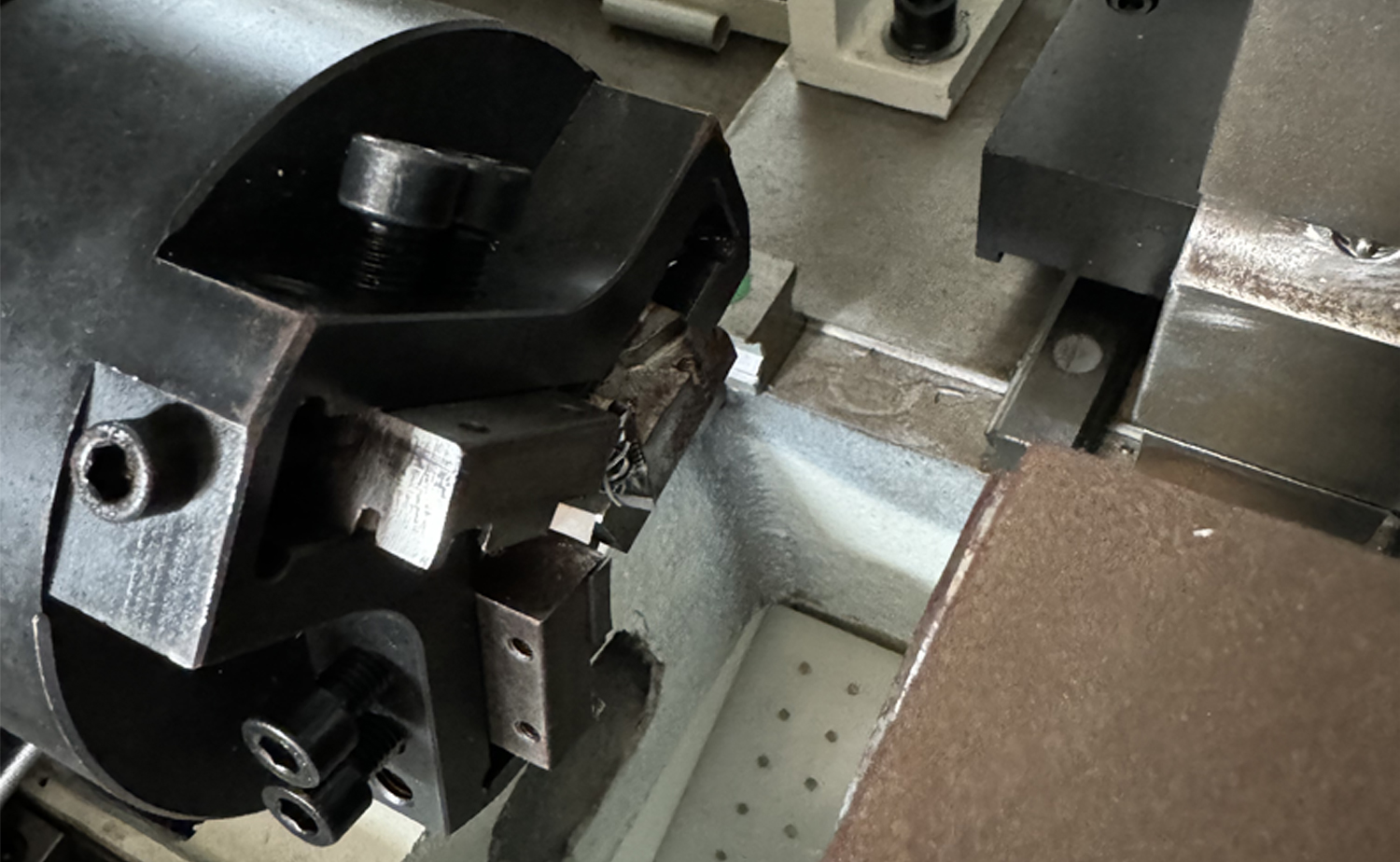 Máquina de chanfrar tubo de cabeça dupla servo de velocidade rápida série DEF680CNC