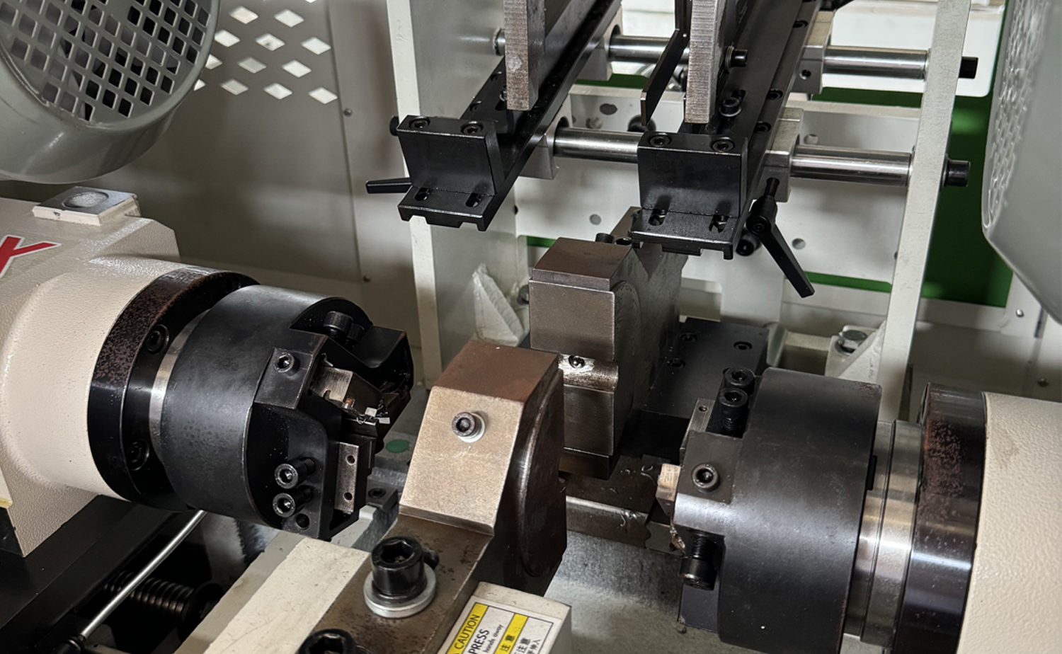 Máquina de chanfrar tubo de cabeça dupla servo de velocidade rápida série DEF680CNC