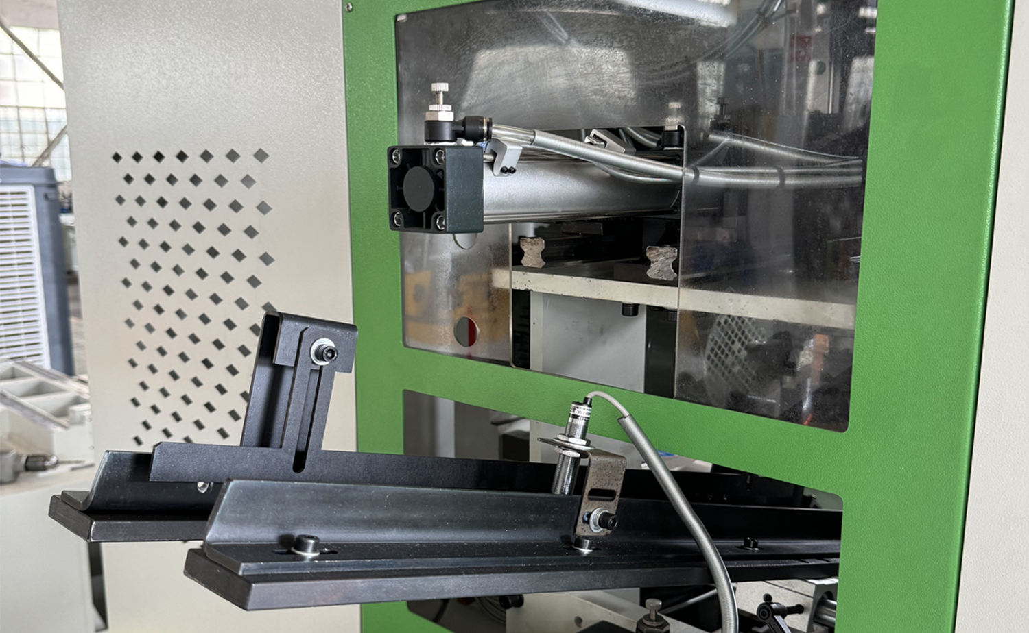 Máquina de chanfrar tubo de cabeça dupla servo de velocidade rápida série DEF680CNC