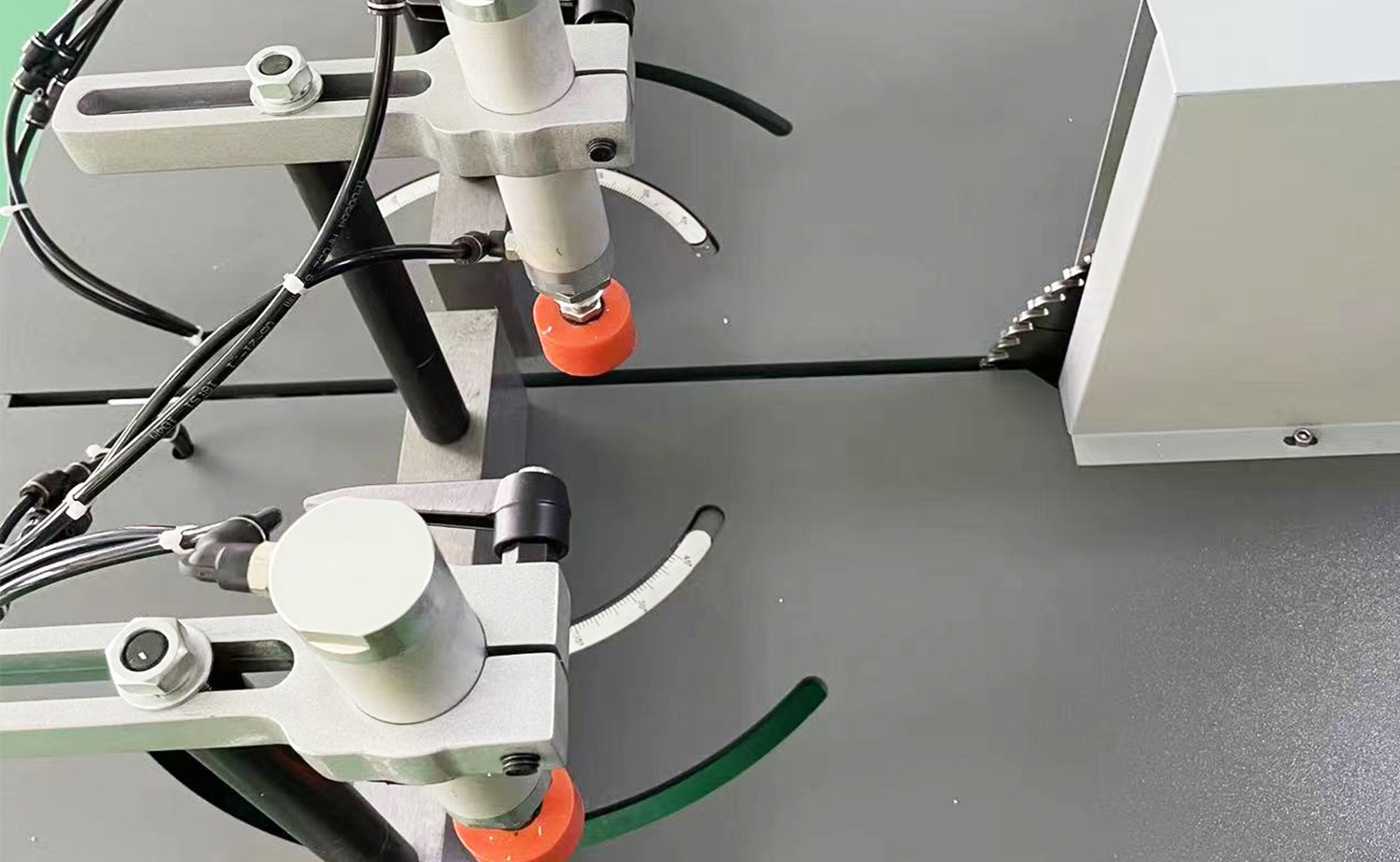 Máquina de corte semiautomática de alumínio ES550 para grandes perfis e tubos