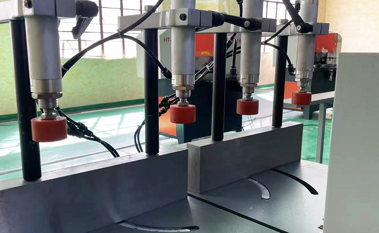 Máquina de corte semiautomática de alumínio ES550 para grandes perfis e tubos