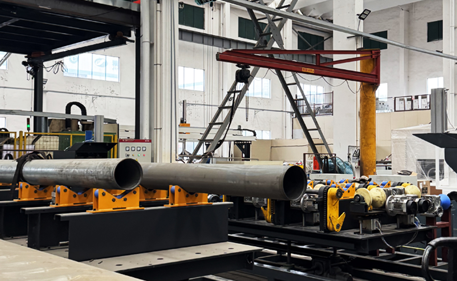 Máquina automática de rosqueamento de tubos de cabeça dupla