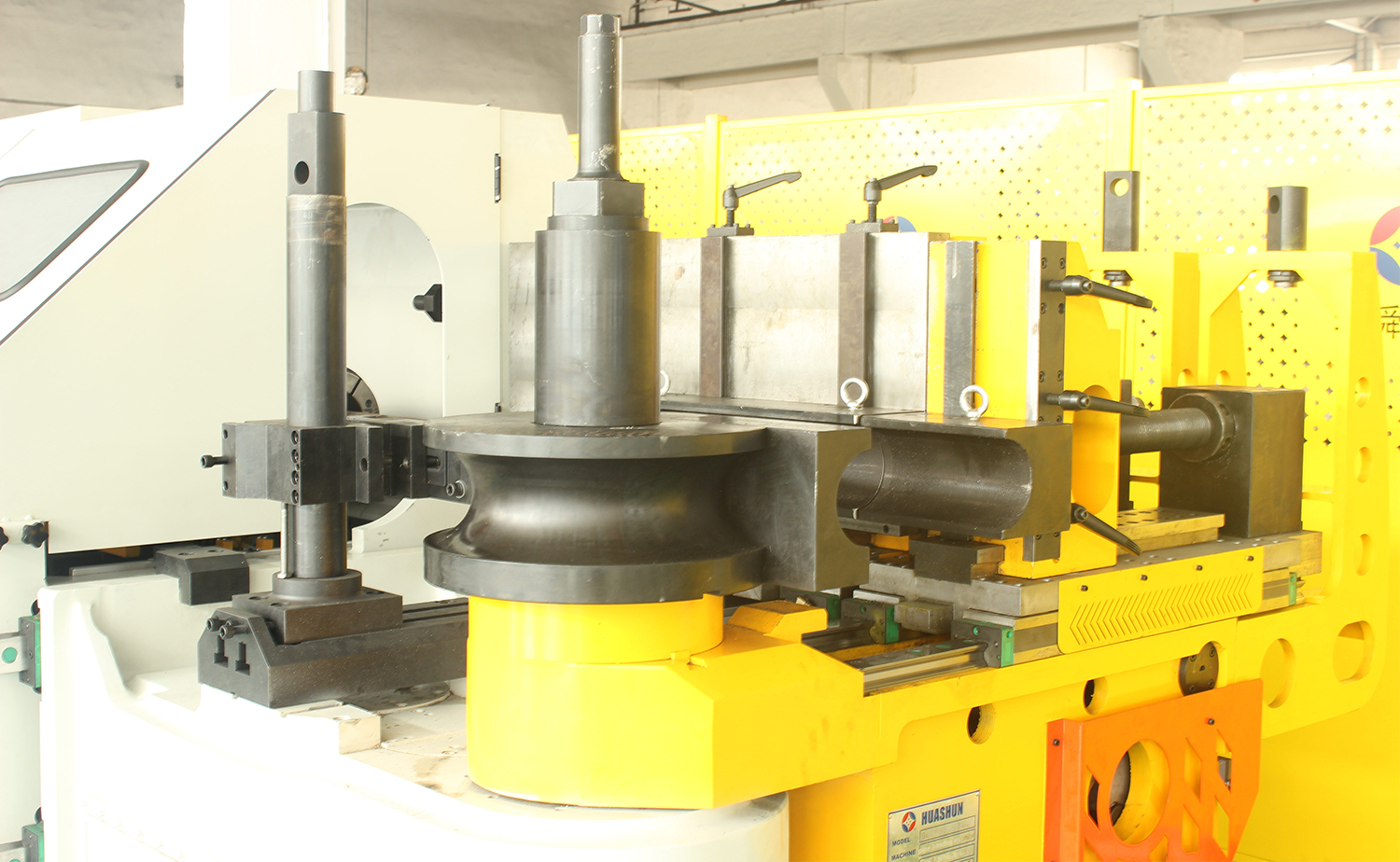 Máquina curvadora de tubo multi-raio totalmente automática série CNC M