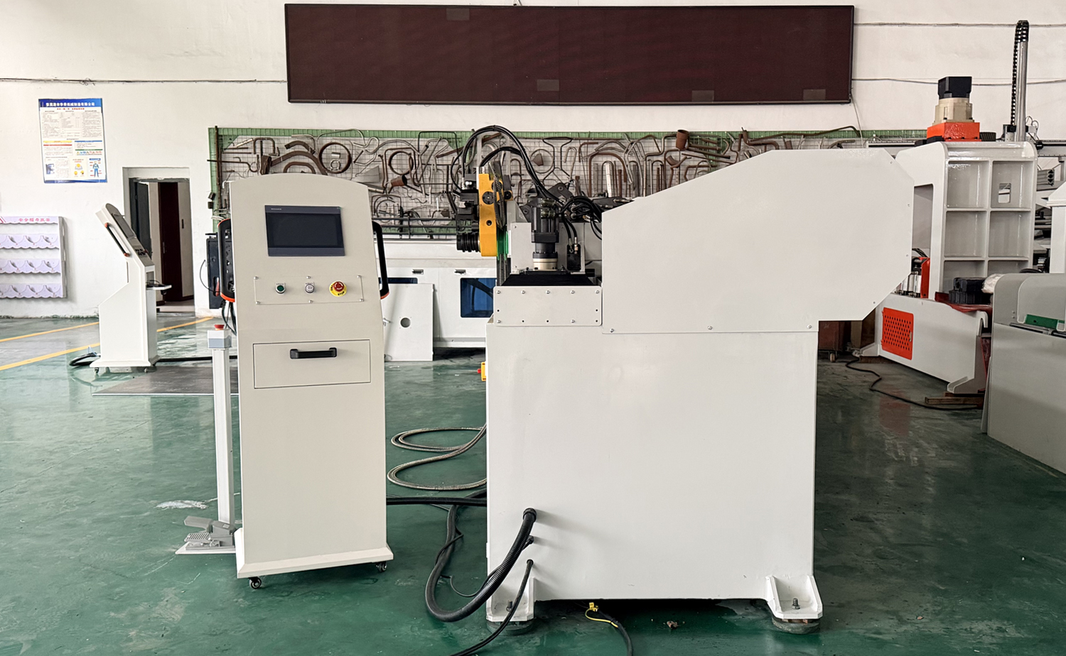 Máquina dobradeira de tubo de cabeça dupla DB CNC
