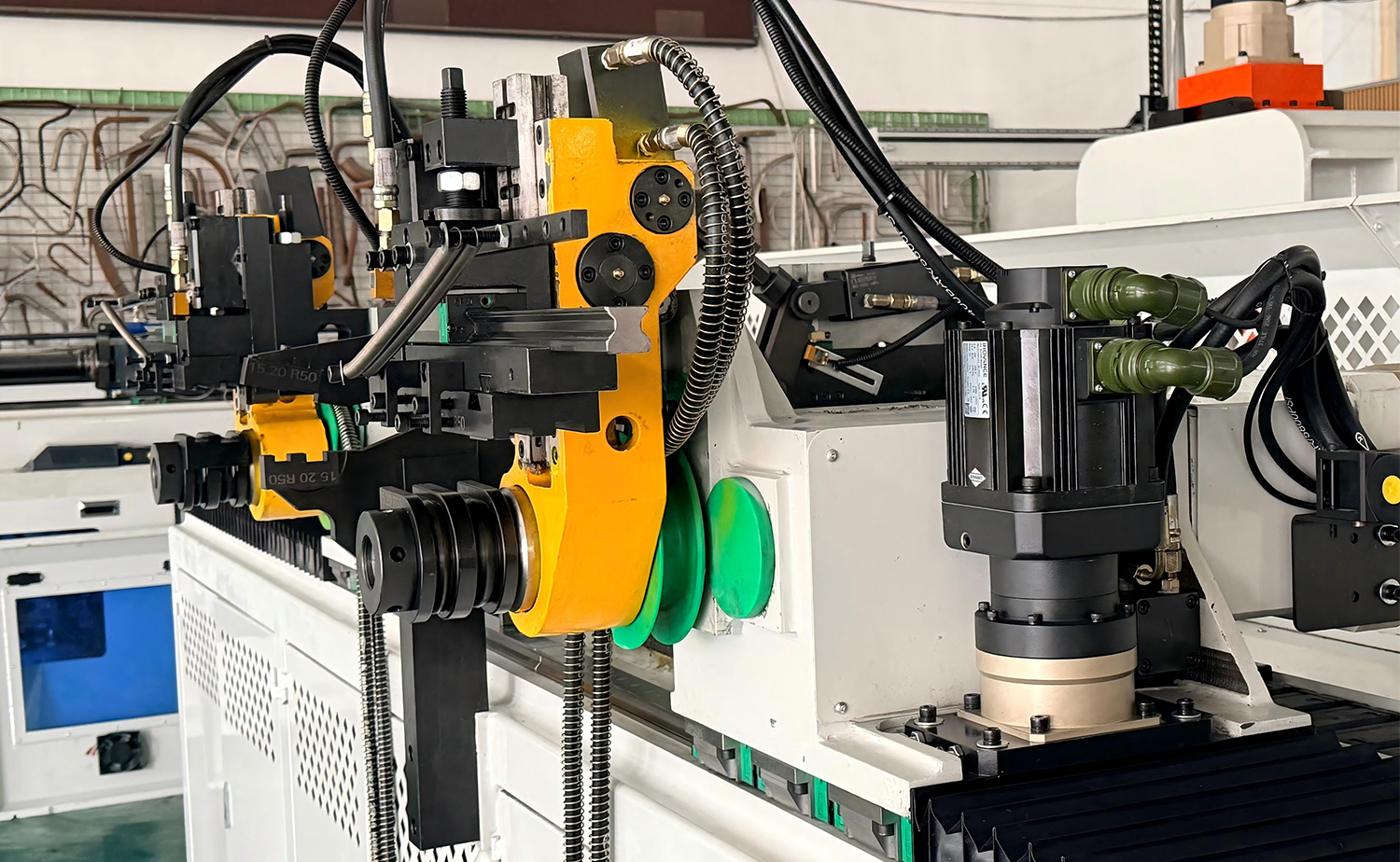 Máquina dobradeira de tubo de cabeça dupla DB CNC