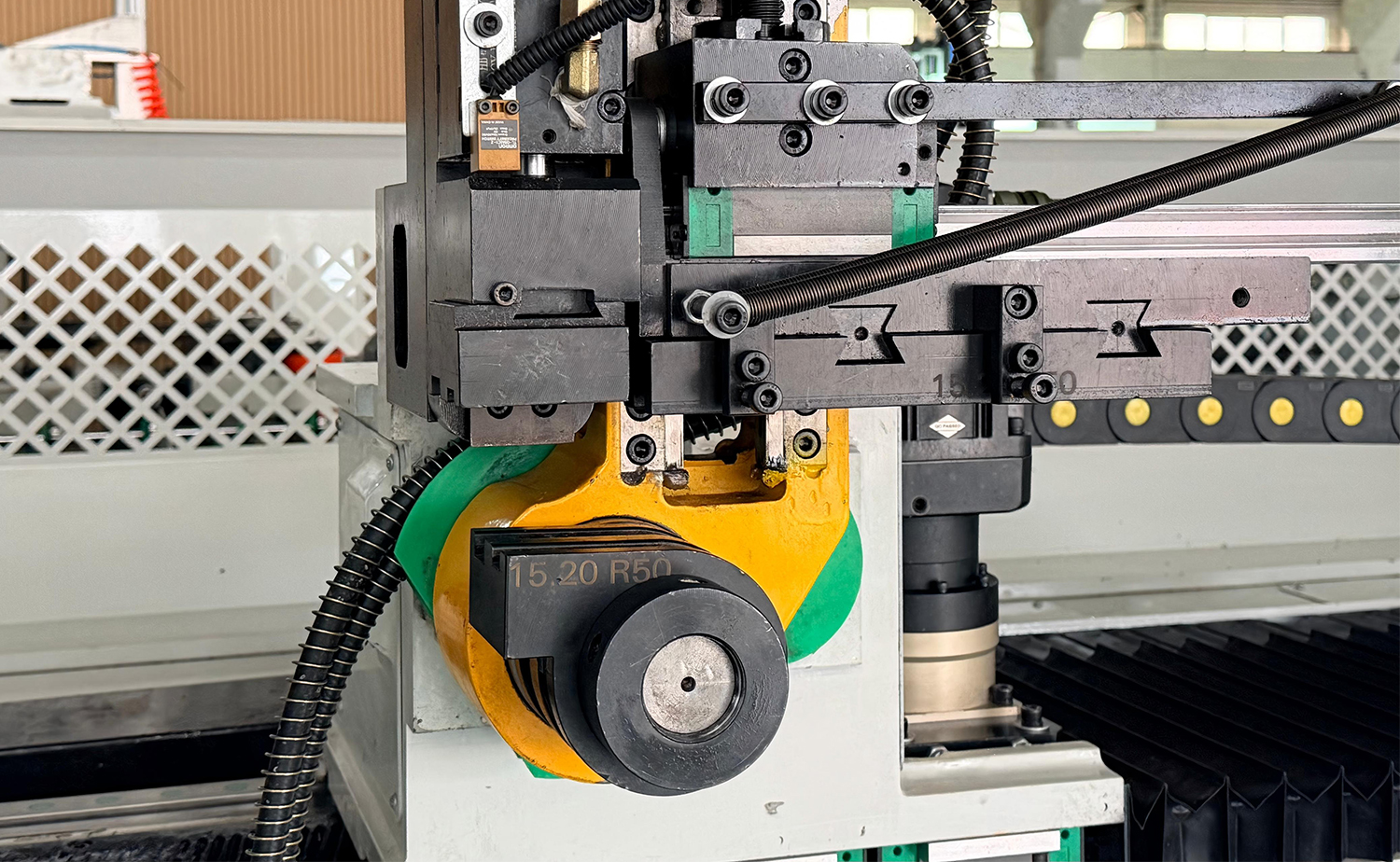 Máquina dobradeira de tubo de cabeça dupla DB CNC