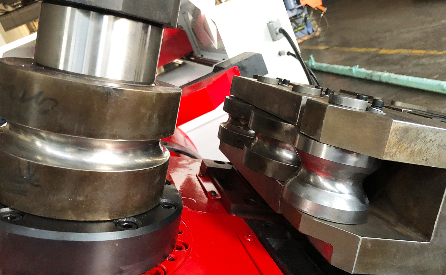 Máquina dobradeira de tubo com cabeça rotativa CNC - bidirecional