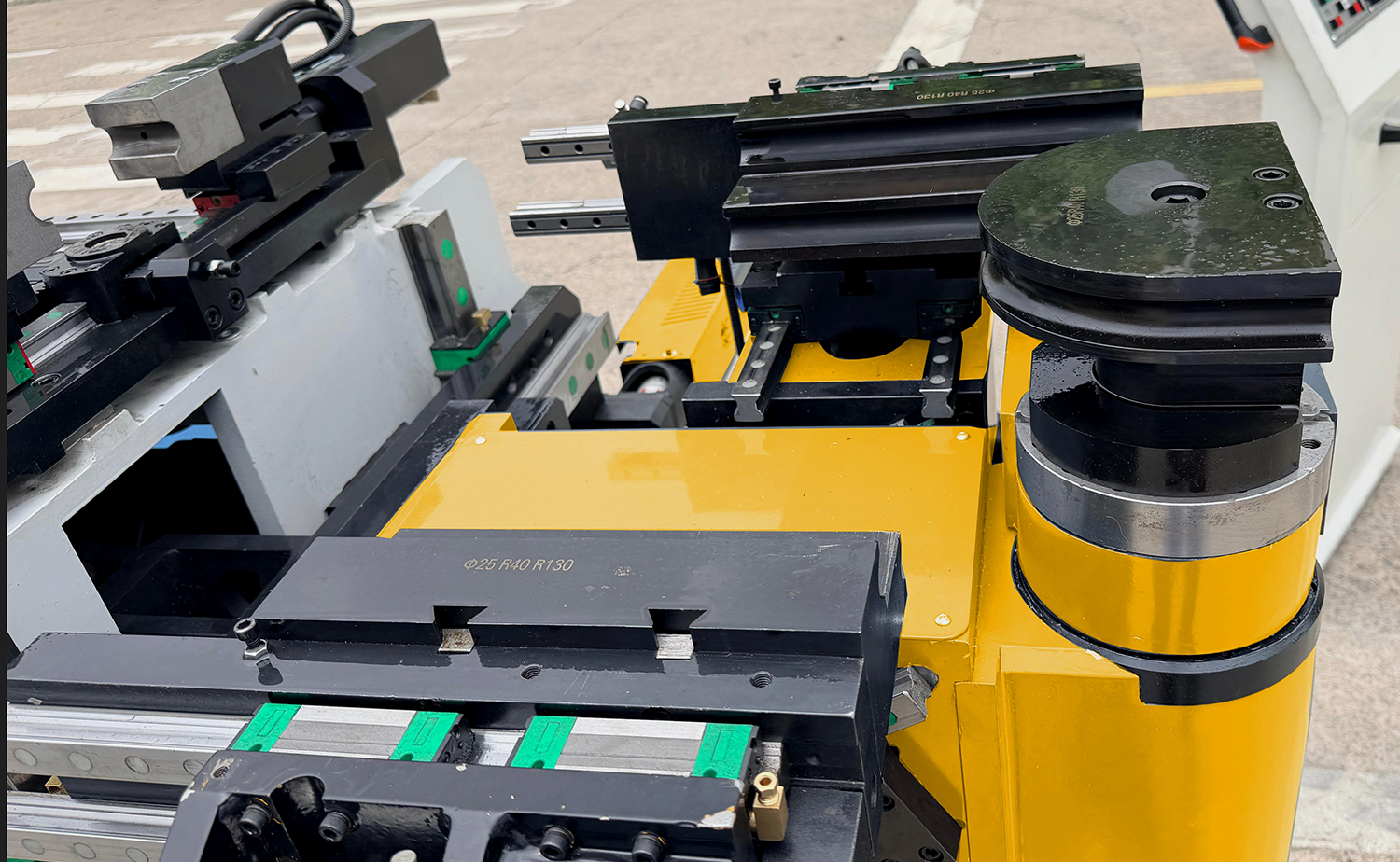 Máquina curvadora de tubos CNC esquerda e direita Máquina curvadora de tubos CNC esquerda e direita